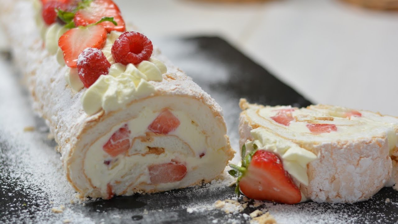 Pavlova roll – rulada de bezea cu mascarpone, capsuni si zmeura